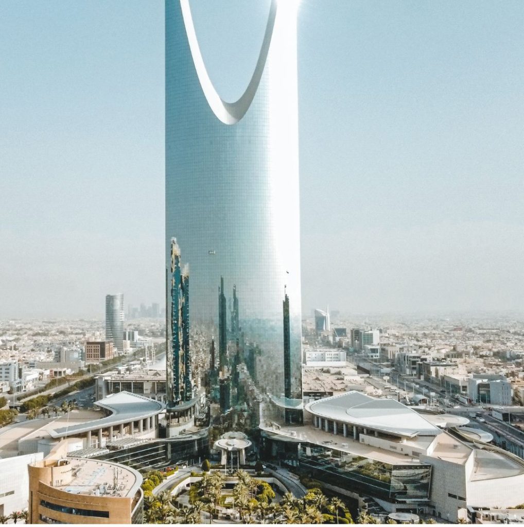 Saudi Arabia is fast emerging as a top destination for global businesses looking to expand in the GCC. Setting up a business in KSA requires careful coordination across multiple authorities, documentation standards, and regulatory steps.
Here’s a simplified, end-to-end guide to help you understand the process.
